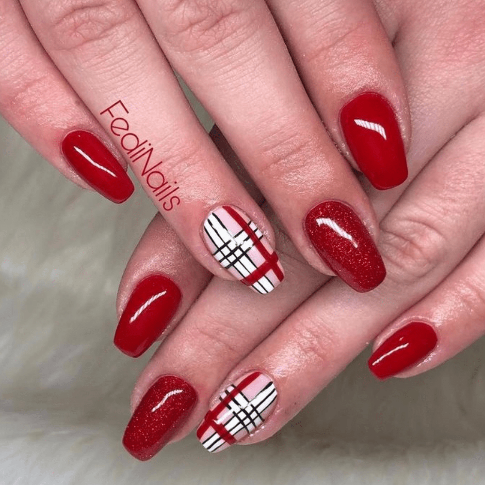 40 Beautiful Christmas Nail Designs On Short Nails - Social Beauty Club