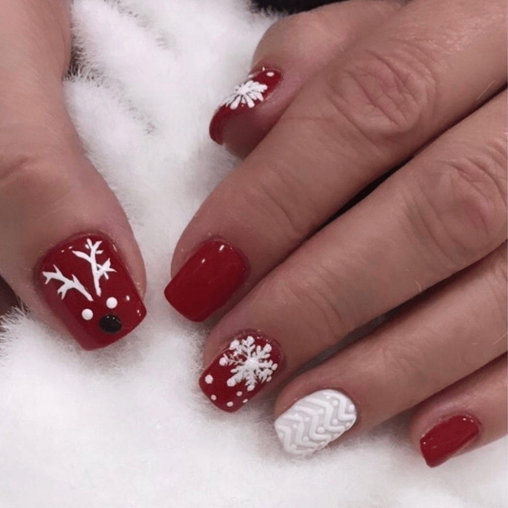 Red nails with a sweater and reindeer design